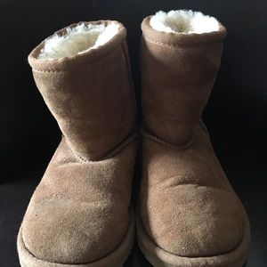 Authentic Ugg Boots. Please size is 10 Toddler!